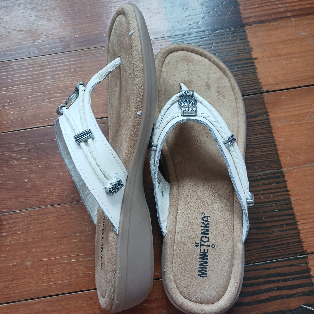 NWOT Minnetonka Women's White and Tan Sandals- Size 8